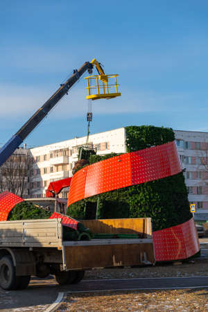 Municipal services erect a New Year tree in the city squareのeditorial素材