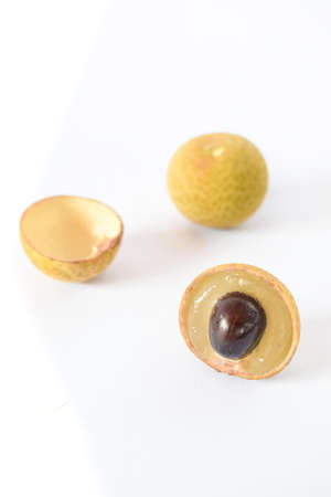 Close-up photo of sweet longan fruit isolated on white backgroundの写真素材