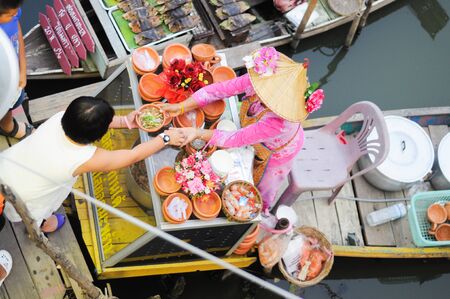 KHLONG HAE, HAT YAI, THAILAND - MARCH 23, 2012: The atmosphere around the popular floating market in Thailand.のeditorial素材