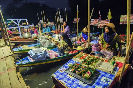 KHLONG HAE, HAT YAI, THAILAND - MARCH 23, 2012: The atmosphere around the popular floating market in Thailand.のeditorial素材