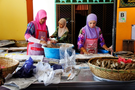 TERENGGANU, MALAYSIA-APRIL 16:Unidentified worker prepares 'keropok lekor' traditional food in Terengganu,  in Kampung Losong Malaysia on April 16, 2012. Kampung Losong is a popular destination for local and foreign touristsのeditorial素材