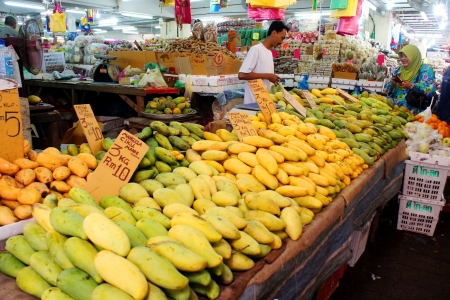KUALA TERENGGANU,MALAYSIA-APR 16:Unidentified local fruits traders treat customers at Pasar Payang in K.Terengganu, April 16, 2012.This is a popular local market among tourist selling varieties of local foodのeditorial素材