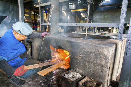 PERAK, MALAYSIA-APRIL 22: Aun Tong mill traditional coffeemaker worker at Taiping town on April 22, 2015 in Perak, Malaysia. This product is for exsport and very popular around Taping town.のeditorial素材