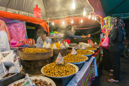 PAHANG, MALAYSIA-JUNE 12: Vendor Night Market sells a steamed peanuts in the town of Brinchang, Cameron Highlands on June 12, 2015 in Pahang, Malaysia. Cameron Highlands is a popular tourist destination in Malaysia.のeditorial素材