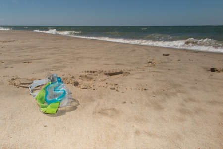 Photo picture of a diving mask on the sand beachの写真素材