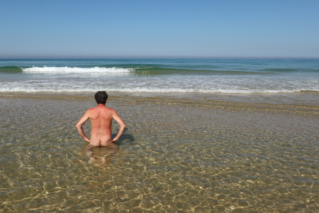 Nudism rear view of nudist man on beach water during nudism vacation summer  holidays - 商用利用可能な写真素材・イラスト素材ならストックフォトの定額制ペイレスイメージズ