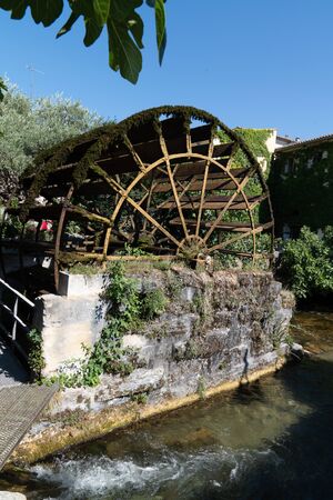 Water wheel on the city canal L'Isle-sur-la-Sorgue Vaucluse Franceの写真素材