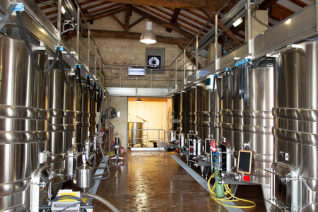 steel tanks wine factory large fermentation Tanks Wine Cellar stainlessのeditorial素材