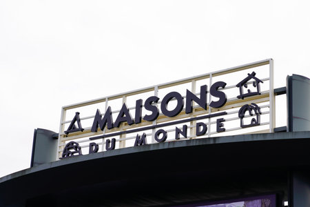 Bordeaux , Aquitaine / France - 09 24 2019 : maisons du monde store shop sign french chain of interior decoration suppliesのeditorial素材