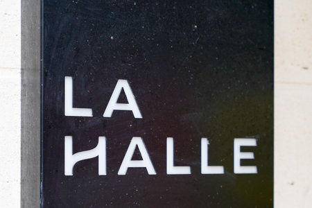 Bordeaux , Aquitaine / France - 05 10 2020 : la halle logo shop clothing text sign store french...