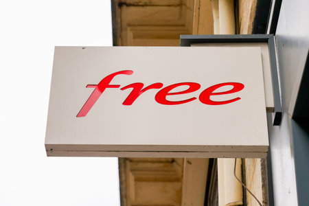Bordeaux , Aquitaine / France - 05 12 2020 : free sign logo Shop French brand multinational store telecommunications corporationのeditorial素材
