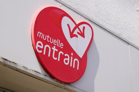 Bordeaux, Aquitaine / France - 07 06 2020: renault sign text logo on building shop dealership of french store automobilesのeditorial素材