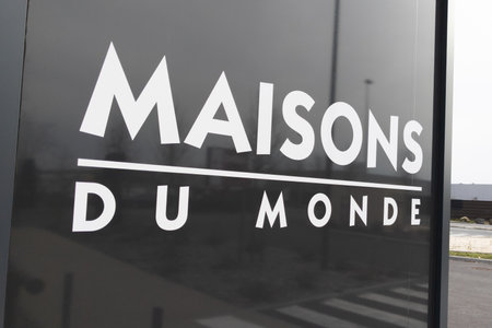 Bordeaux, Aquitaine France - 01 10 2021: Maisons du monde logo and text brand sign on store furniture shop french decoration chainのeditorial素材