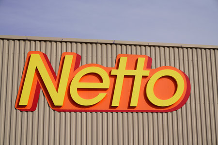 Bordeaux, Aquitaine France - 02 25 2021: Netto logo brand and text sign on wall discount store supermarket shop hardiscount corporationのeditorial素材