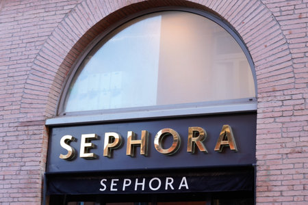 toulouse, occitanie France - 06 25 2021: Sephora logo text sign shop French brand chain of cosmetics boutiqueのeditorial素材