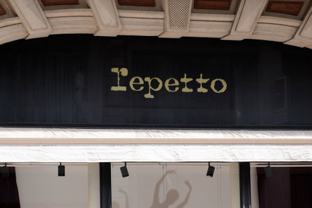 toulouse, occitanie France - 06 25 2021: Repetto logo text and brand sign on store house French luxury universeのeditorial素材