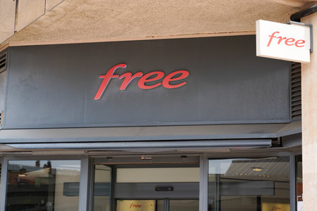 Bordeaux, Aquitaine France - 07 30 2021: free sign brand and text logo front of Shop French multinational store telecommunications corporation companyのeditorial素材