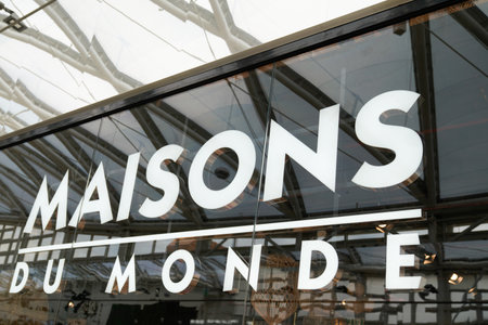 Bordeaux, Aquitaine France - 08 20 2021: Maisons du monde logo sign and text on store shop french decoration chain brand windows facadeのeditorial素材