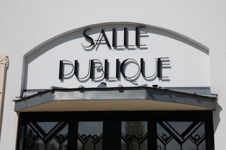 public room french text panel means signpost for city public room in town centerの写真素材