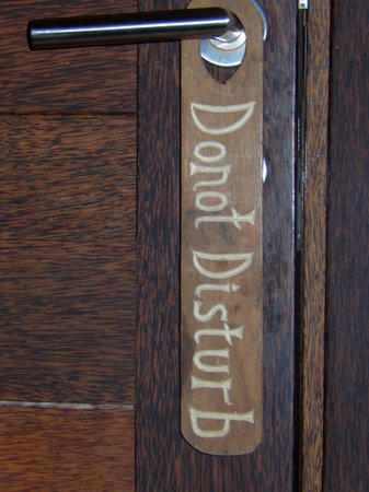 door wooden hangers do not disturb sign text hanging on wood brown entrance gateの写真素材