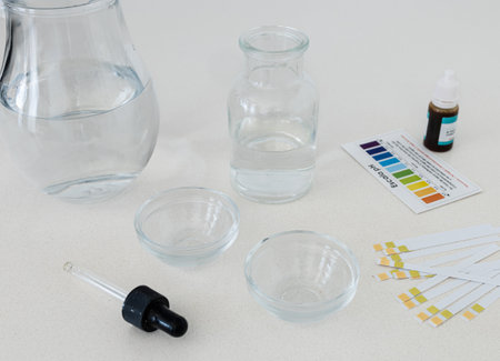 pH analysis of drinking water using a liquid indicator to reveal its acidity or alkalinity, highlighting the importance of water quality in daily health and hydration.の写真素材