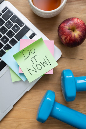 sticky note with handwritten motivational message âDo itâ, concept of inspiration, encouragement, and productivity.の写真素材