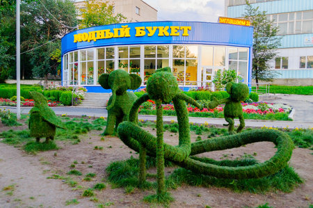 KYSHTYM, RUSSIA - AUGUST 23 2013. Flower shop with the inscription in Russian "Fashion bouquet" with shapes of animals at the entrance in Kyshtym on August 23, 2013.のeditorial素材