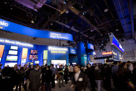 LAS VEGAS - JANUARY 8, 2009: A large crowd at the 2009 Consumer Electronic Show held in Las Vegas, Nevada, on January 8, 2009.のeditorial素材