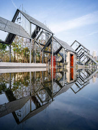 Reflection in the water of a modern structureの写真素材