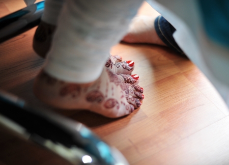 An Indian bride and the henna artwork on her legsの写真素材