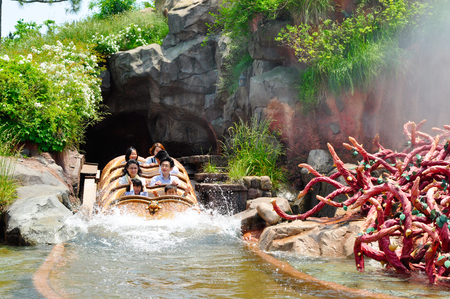 TOKYO DISNEYLAND, 28 May 2012-Splash Mountain boat ride at Tokyo Disneylandのeditorial素材