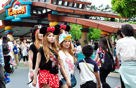 TOKYO, JAPAN- Visitors at Tokyo Disneylandのeditorial素材