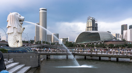 16 January 2017: Singapore's famous landmark - the Merlion statue. Central business district skyscrapers in the backgroundのeditorial素材