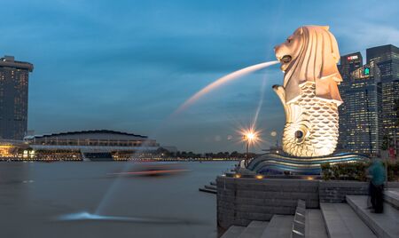 18 January 2017: Merlion Statue in Singapore at night time - long exposureのeditorial素材