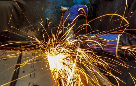 Flame sparks with electric grinder Change the swaying back and forth all the time