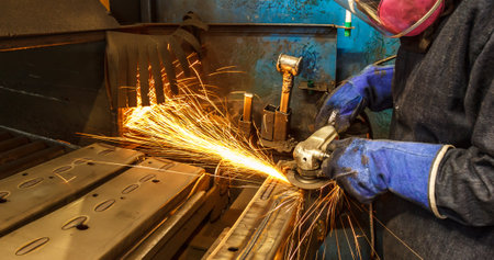 Flame sparks with electric grinder Change the swaying back and forth all the time