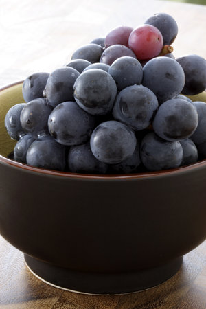 fresh delicious and healthy organic concord grapes on bowlの写真素材