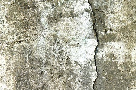 Crack on the concrete wall painted whiteの写真素材