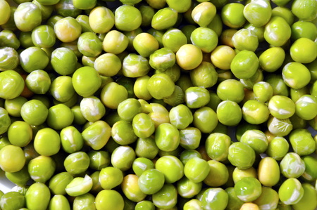 close up of plate of peas on a plateの写真素材