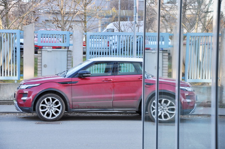 PRAGUE, CZECH REP., JANUARY 13 2015: range rover mirrorのeditorial素材