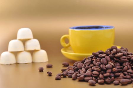 coffee beans and yellow cup の写真素材