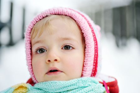 Happy little girl in winter portraitの写真素材
