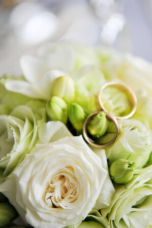 wedding rings and rosesの写真素材