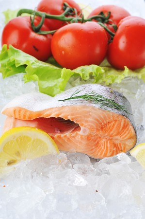 pieces of red fish and lemon  on ice の写真素材