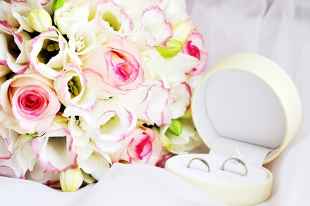 wedding rings and bouquet of rosesの写真素材