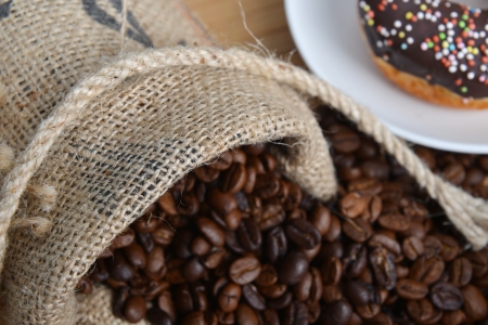 Roasted coffee beans in jute sack on  hessian backgroundの写真素材