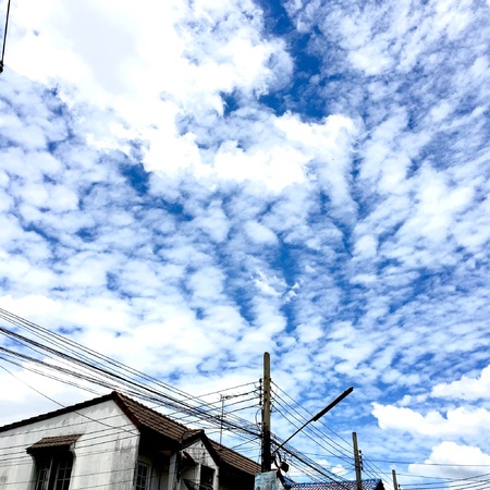 House with cloudy skyの素材