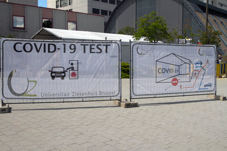 sign indicating the location of the covid-19 test at the UZ, the Brussels University Hospital.  UZ Brussel is an academic hospital with nearly 4,000 employees. With 721 hospital beds, the UZ Brussel accounts for more than 30,000 admissions each year, almoのeditorial素材
