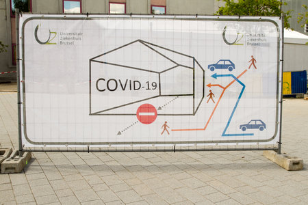 sign indicating the location of the covid-19 test at the UZ, the Brussels University Hospital.  UZ Brussel is an academic hospital with nearly 4,000 employees. With 721 hospital beds, the UZ Brussel accounts for more than 30,000 admissions each year, almoのeditorial素材