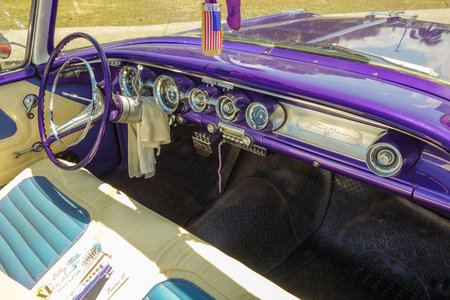 Dashboard of an old purple Pontiac with American flagHavanaCuba02 / 04/2018のeditorial素材